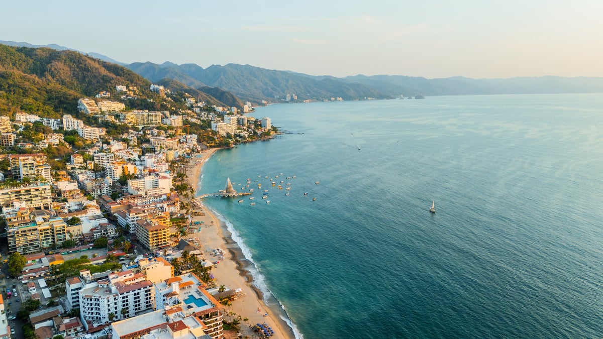 Kustplaats met pier aan zee — sfeerbeeld Torremolinos
